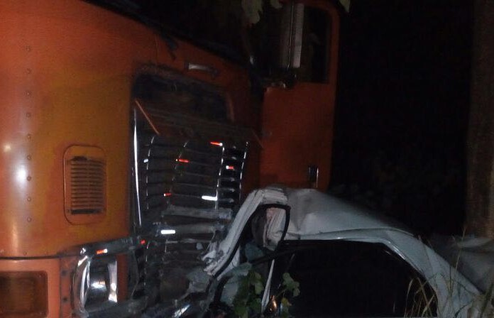 El vehículo en el que viajaba Santos quedó destruido. (Foto Prensa Libre: Cortesía).