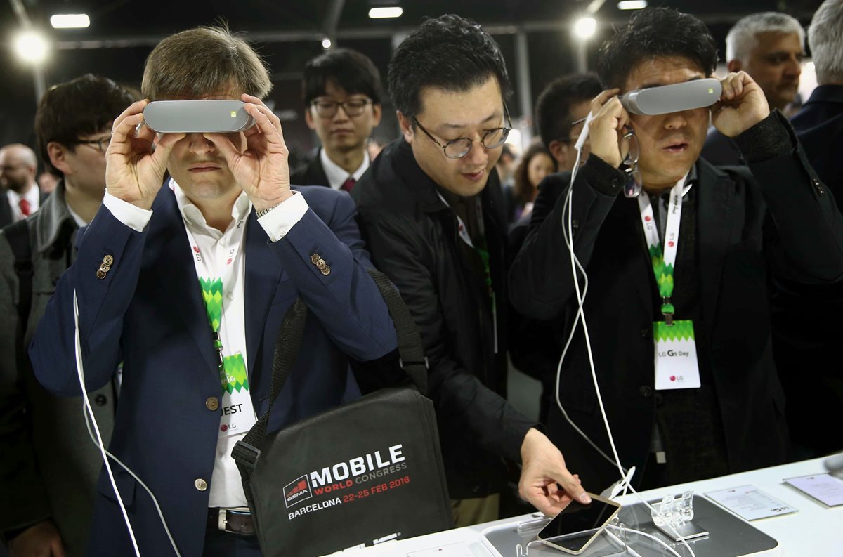 Periodistas utilizan las gafas LG 360 VR, de LG, un día antes del Congreso Mundial de Móviles, en Barcelona. (Foto Prensa Libre: EFE)