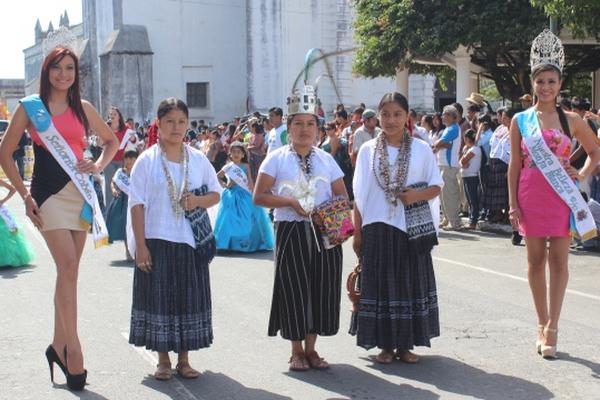 La recién coronada Rabín Ajaw, Lidia Canto, participó en el desfile. (Foto Prensa Libre: Ángel Martín Tax)<br _mce_bogus="1"/>