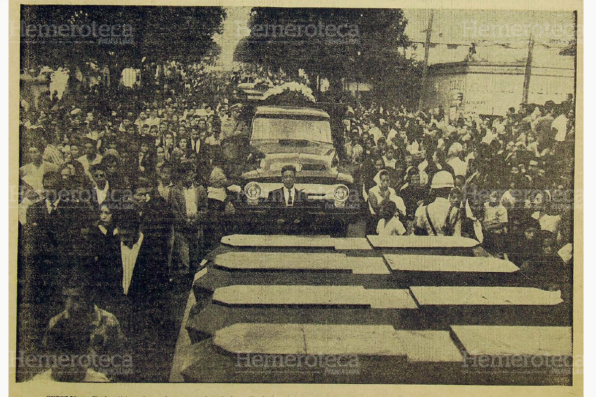 Cortejo fúnebre  de las víctimas del incendio del manicomio. (Foto: Hemeroteca PL)