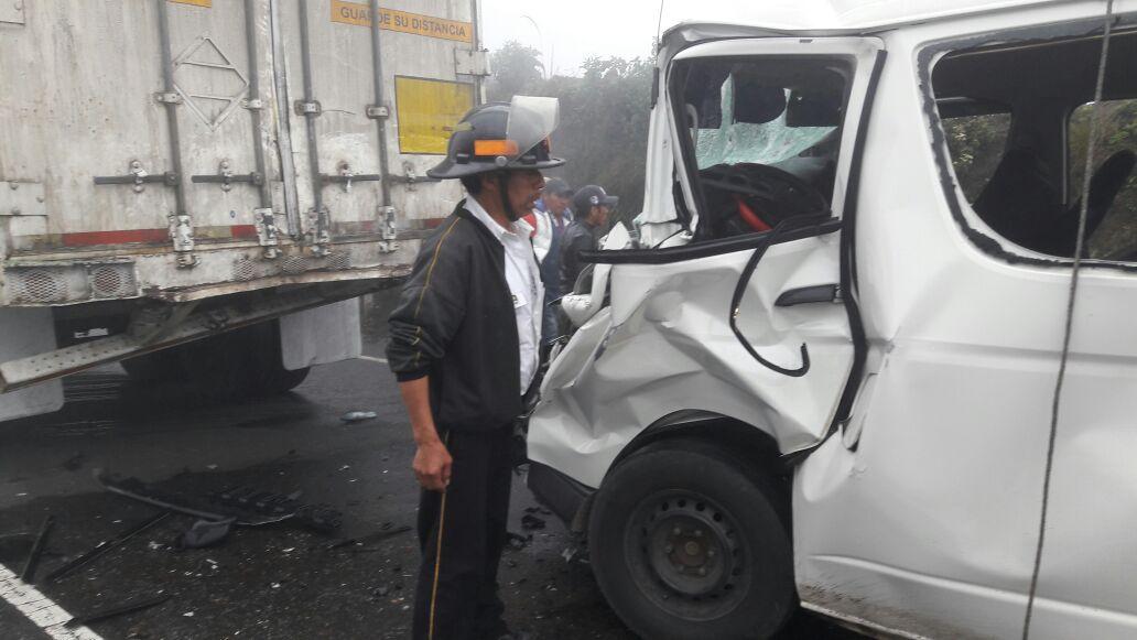 Área donde se registró el accidente de tránsito en el km 167 de la ruta Interamericana. (Foto Prensa Libre: Bomberos Voluntarios).