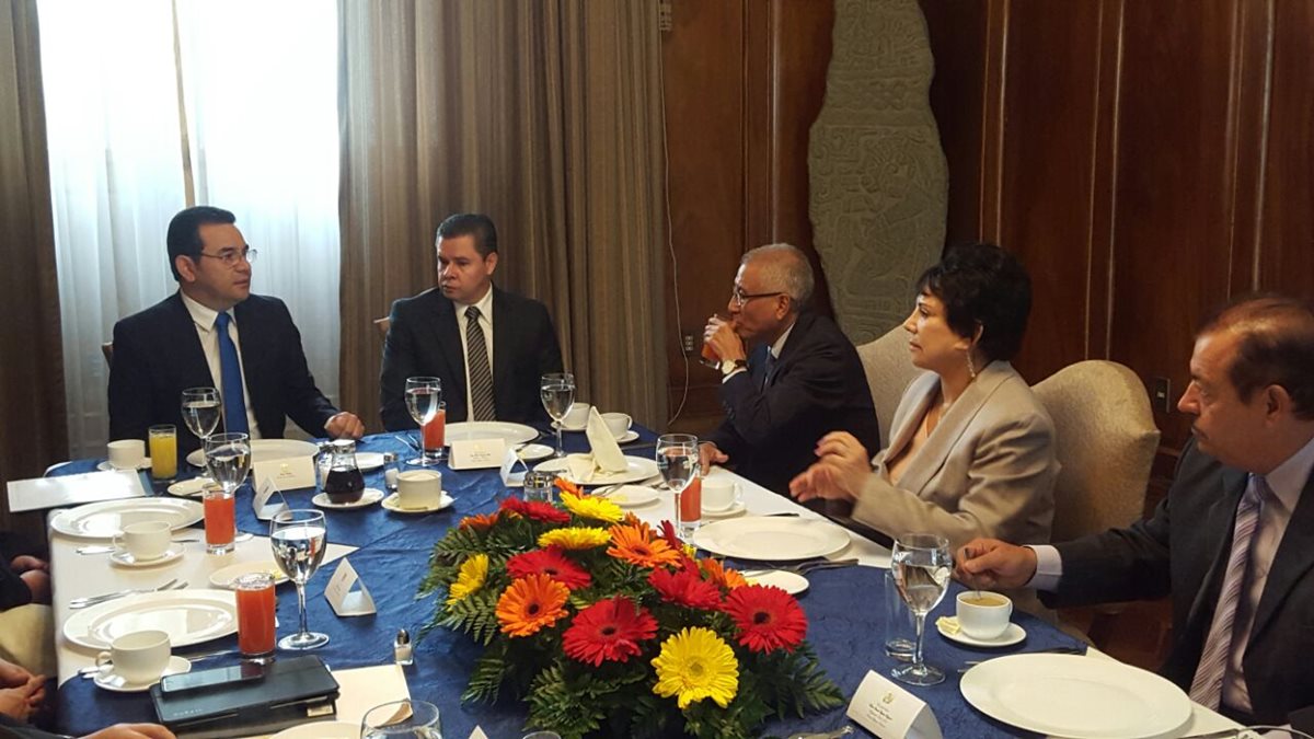 Los magistrados del TSE conversan con el mandatario Jimmy Morales —al centro— sobre propuesta. (Foto Prensa Libre: Presidencia)