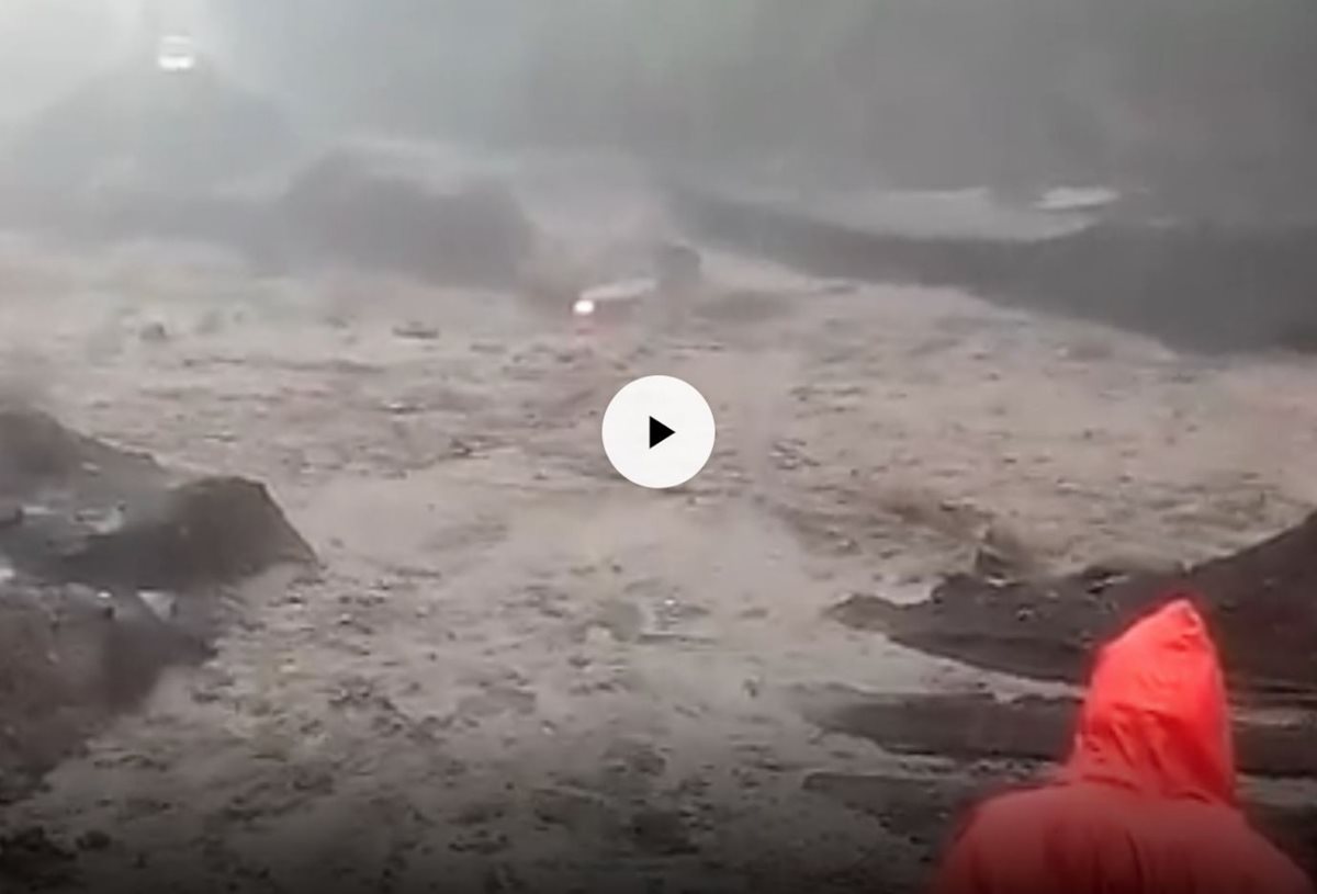 En el video se muestra como los ocupantes de un picop que es arrastrado por un lahar intentan ponerse a salvo. (Foto Prensa Libre: Cortesía)