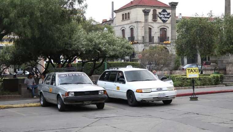 Los taxistas que tienen autorizado estacionarse en el parque central señalaron que están al día en los pagos, pero la municipalidad no les da un contrato vigente. (Foto Prensa Libre: María Longo)