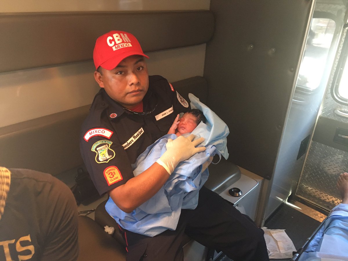 La familia y los socorristas celebran el alumbramiento dentro de la ambulancia (Foto Prensa Libre: Bomberos Municipales)