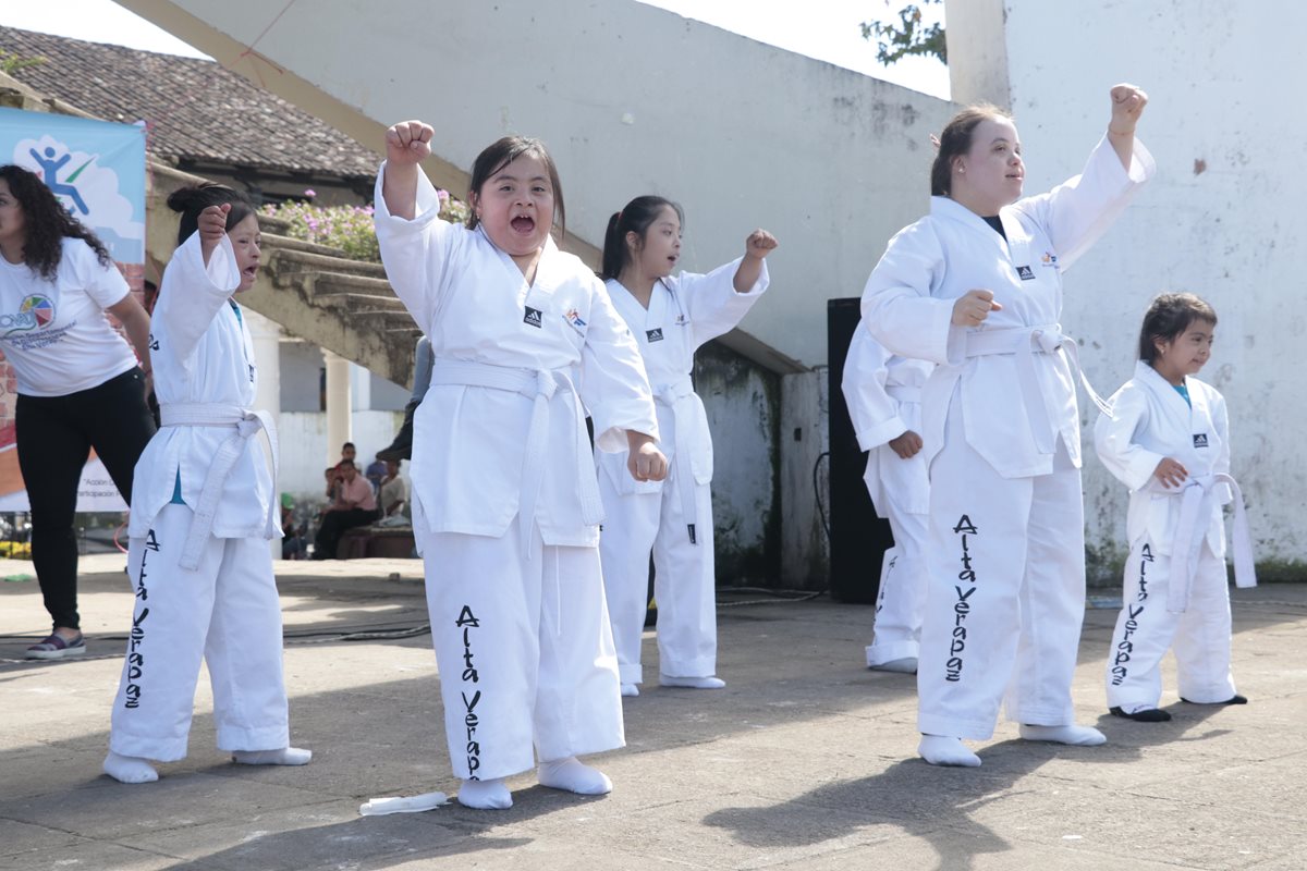 Niños y jóvenes hacen una exhibición de taekuondo down, en Cobán. (Foto Prensa Libre: Eduardo Sam Chun)