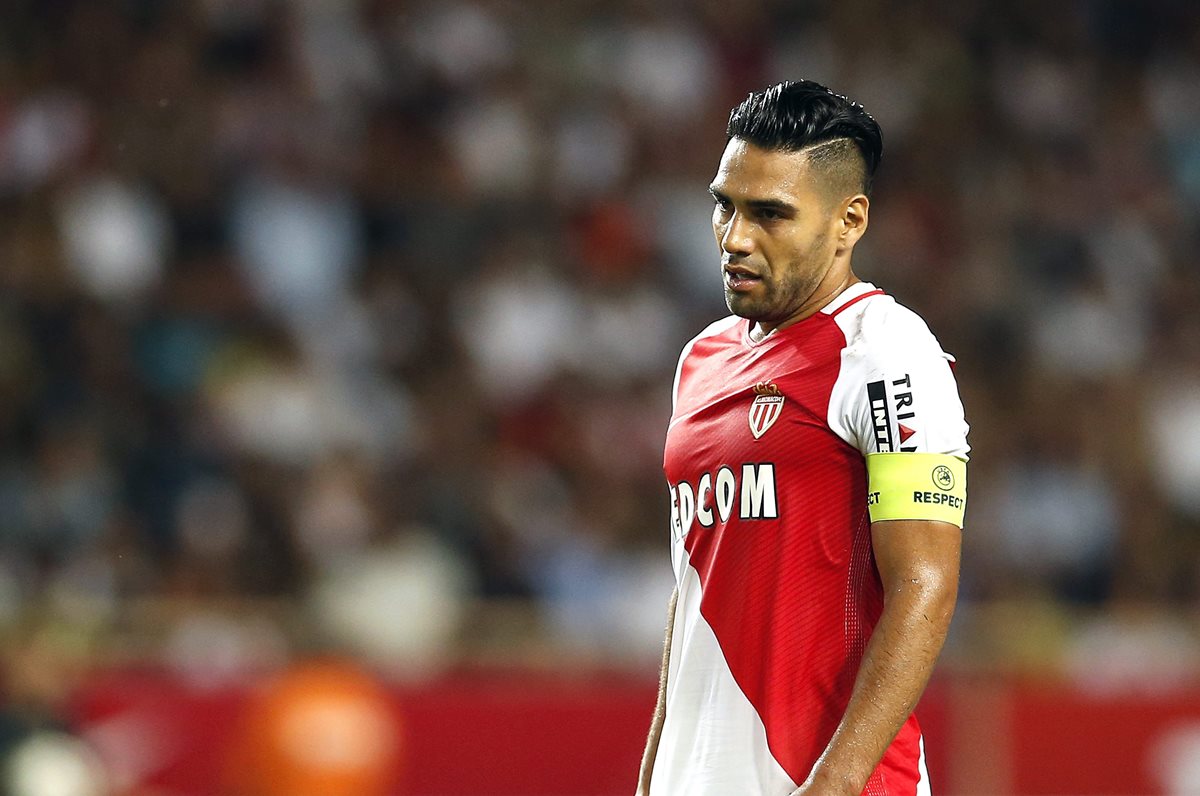 El delantero colombiano Radamel Falcao sufrió una lesión durante el juego contra el Fenerbache. (Foto Prensa Libre: EFE).