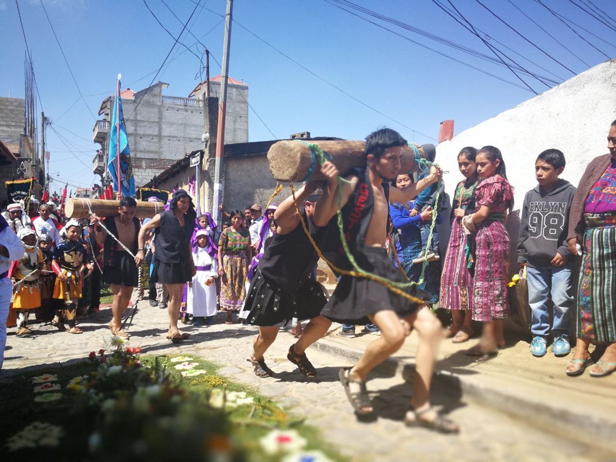 Los jóvenes que personifican a los maladrones son azotados ante la mirada de vecinos de Sumpango. (Foto Prensa Libre: Oscar Felipe Q.)