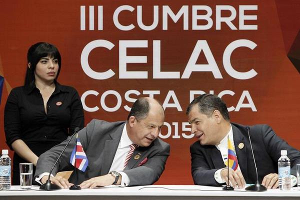 Los presidente de Costa Rica, Luis Guillermo Solis (Izquierda), conversa con su contraparte de Ecuador, Rafael Correa (derecha). (Foto Prensa Libre: EFE).