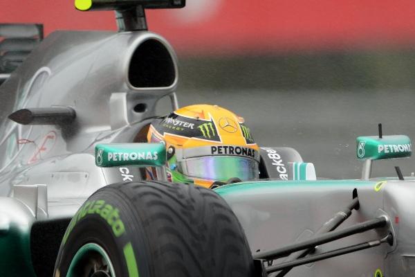 El piloto Lewis Hamilton, durante la toma de tiempos de ayer en la que usó llantas para lluvia. (Foto Prensa Libre: AFP)