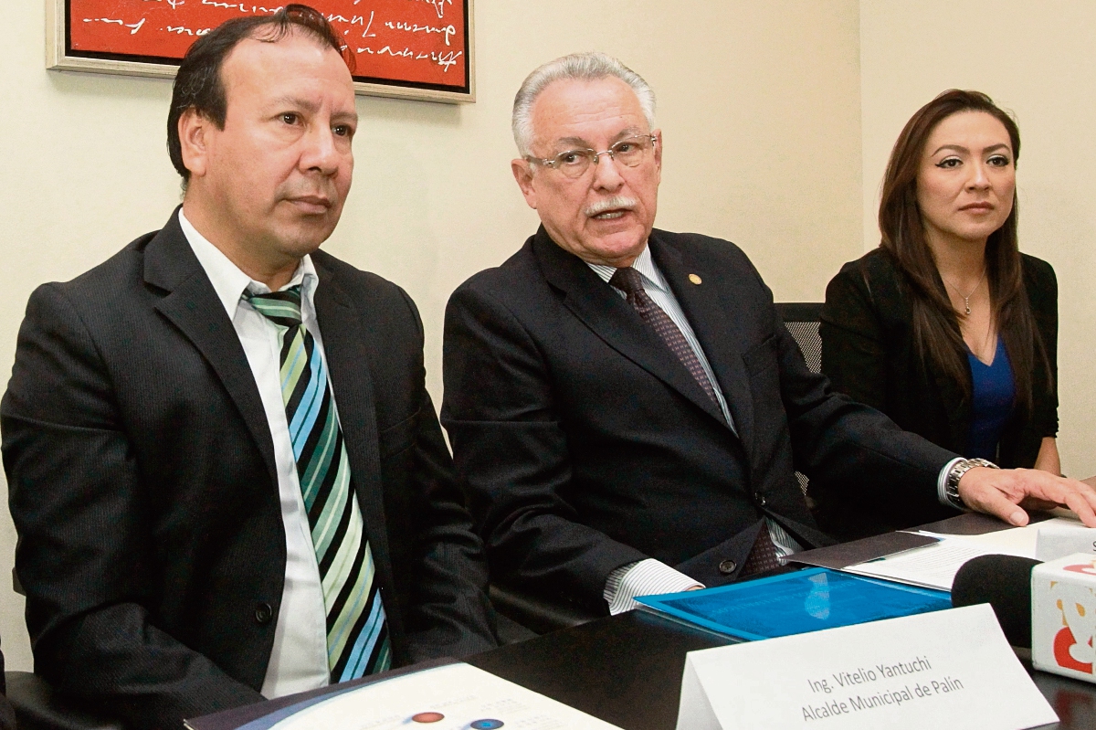 Vitelio Yantuchi (alcalde Palín), Rafael Salazar (Cámara Guatemalteco- Coreana de Comercio) y Angie Kim (empresa Deijin), presentaron el proyecto. (Foto Prensa Libre: Estuardo Paredes)