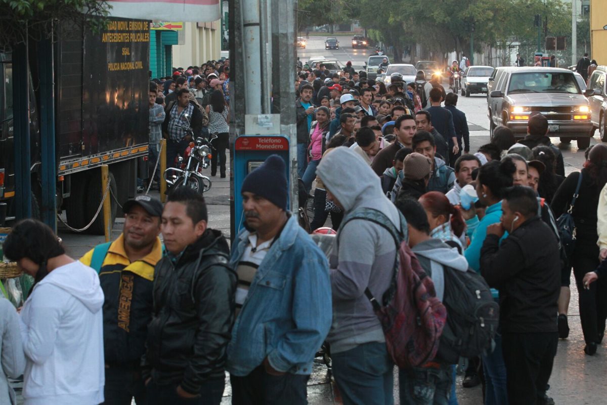 Desde la madrugada de este lunes varios guatemaltecos acudieron a tramitar antecedentes penales y policiacos. (Foto Prensa Libre: Estuardo Paredes)