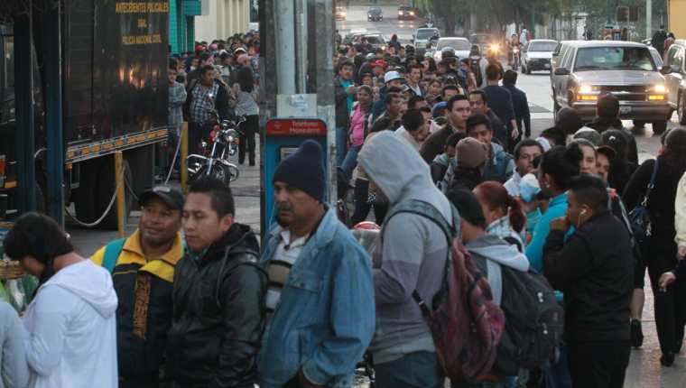 Desde la madrugada de este lunes varios guatemaltecos acudieron a tramitar antecedentes penales y policiacos. (Foto Prensa Libre: Estuardo Paredes)