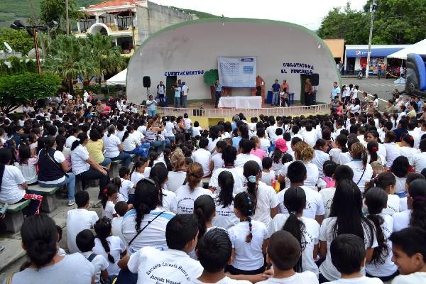 Jóvenes participan en  foro,  en Guastatoya.