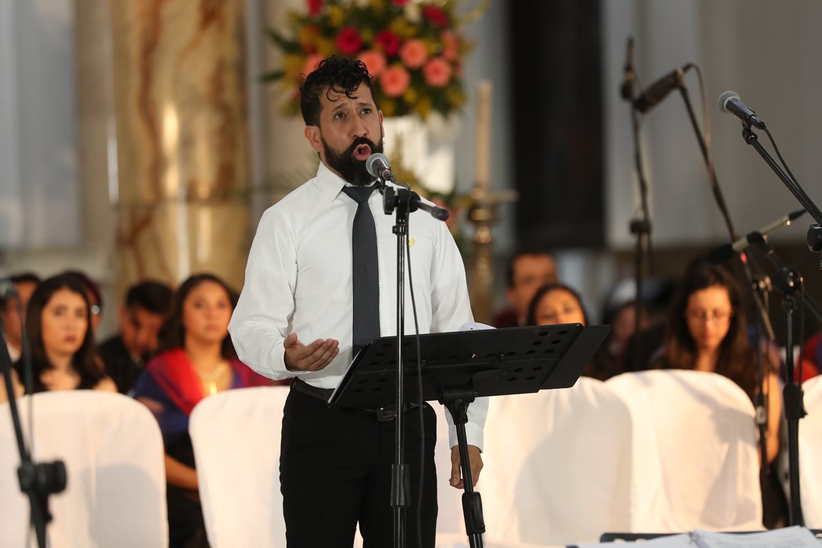 El reconocido tenor Deryc Papadopolo durante su interpretación en la X Serenata a la Virgen de la Asunción. (Foto Prensa Libre: Esbin García).