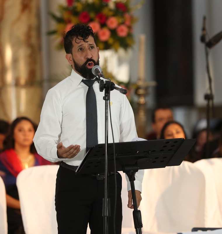El reconocido tenor Deryc Papadopolo durante su interpretación en la X Serenata a la Virgen de la Asunción. (Foto Prensa Libre: Esbin García).