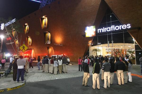 El centro comercial Miraflores fue evacuado por la fuga de gas en uno de sus sótanos. (Foto Prensa Libre: Esbin García)<br _mce_bogus="1"/>