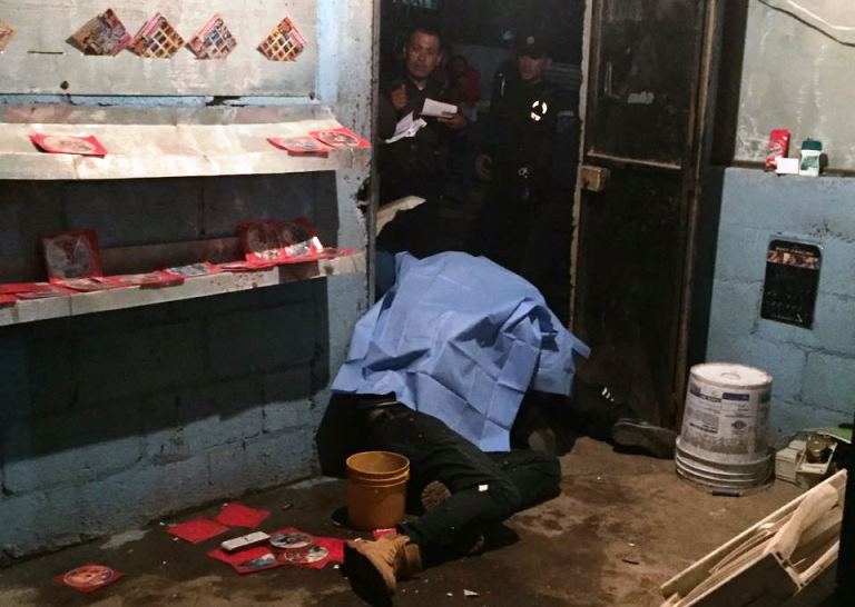 En una venta de discos piratas, ubicada en Plan Grande, zona 10 de Villa Nueva, cuatro hombres perdieron la vida a balazos. (Foto Prensa Libre: CBV)