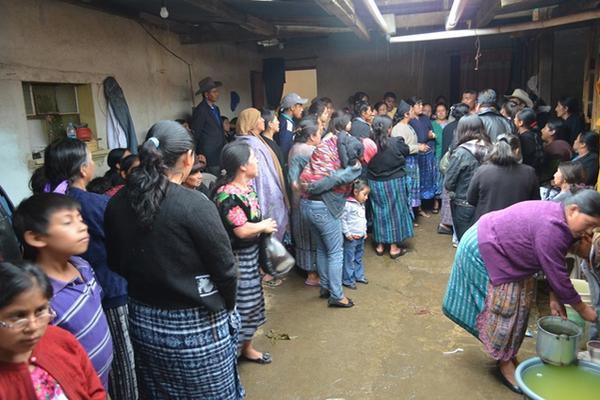 Dan condolencias a deudos en vivienda donde fallecieron las personas intoxicadas. (Foto Prensa Libre: Édgar Domínguez)<br _mce_bogus="1"/>