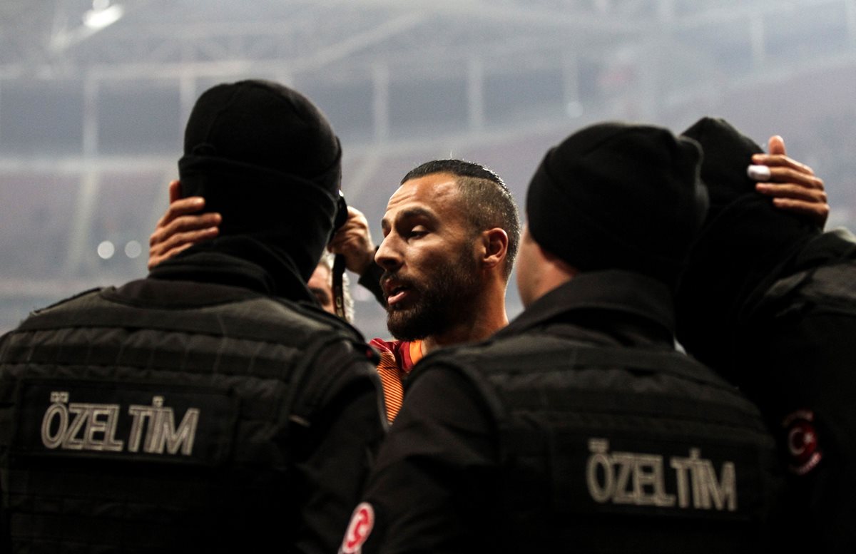 La imagen de Oztekin abrazando a los policías dio la vuelta al mundo. (Foto Prensa Libre: AFP)