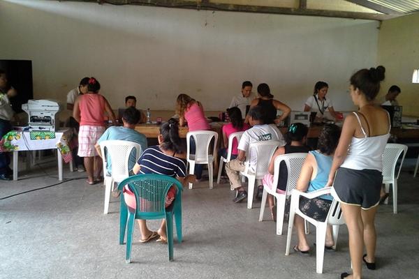 Vecinos gestionan el monto de su deuda con personeros de Energuate. (Foto Prensa Libre: Edwin Perdomo)