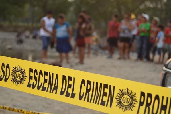 Pese a que habían varios testigos, ninguno reconoció al cadáver (Foto Prensa Libre: V. Gómez)