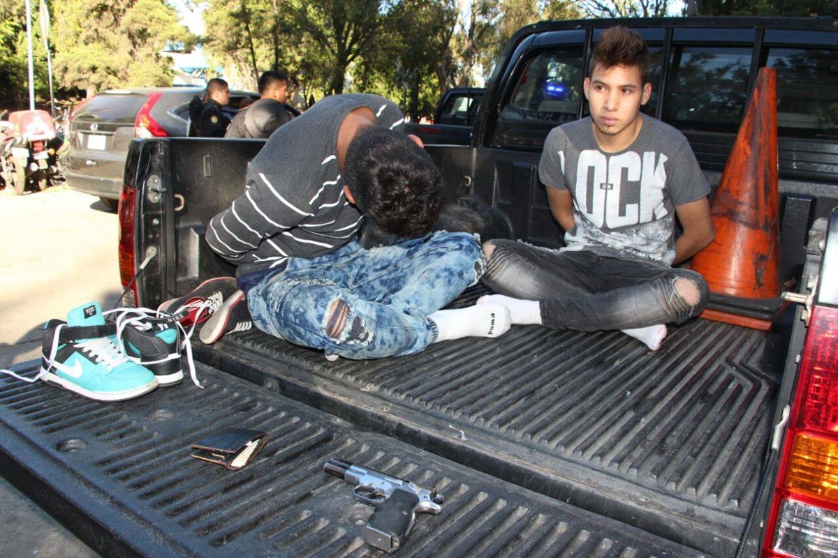 Los dos jóvenes capturados por el ataque armado en el bus que se dirigía hacia Boca del Monte. (Foto Prensa Libre: PNC).