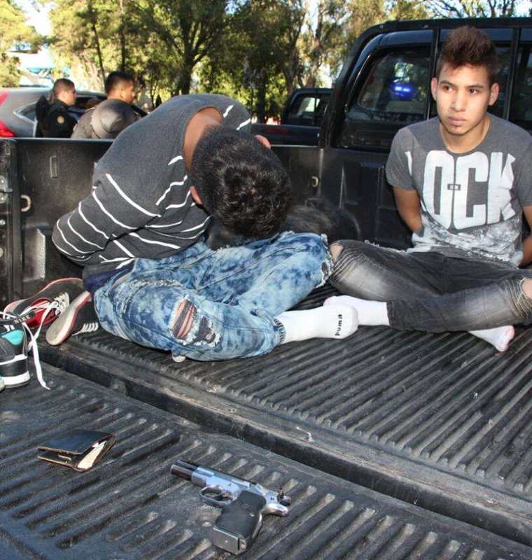 Los dos jóvenes capturados por el ataque armado en el bus que se dirigía hacia Boca del Monte. (Foto Prensa Libre: PNC).