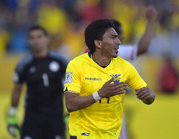 Ángel Mena festeja el gol del empate de Ecuador contra Paraguay. (Foto Prensa Libre: AFP).