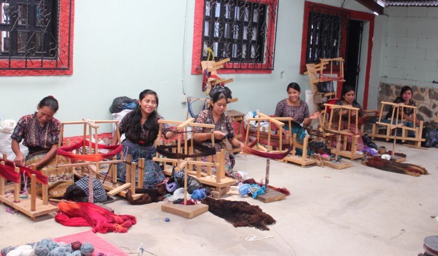 La Asomadek agrupa a 175 mujeres caqchiqueles, quienes constituyeron una textilería, en la cabecera de Sololá. (Foto Prensa Libre: Édgar Sáenz)
