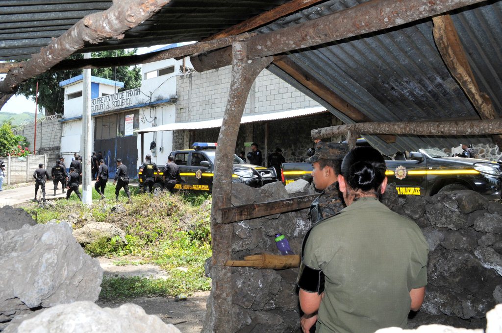 Autoridades resguardan ingreso a la cárcel El Boquerón, en Cuilapa, Santa Rosa, (Foto Prensa Libre: Oswaldo Cardona)