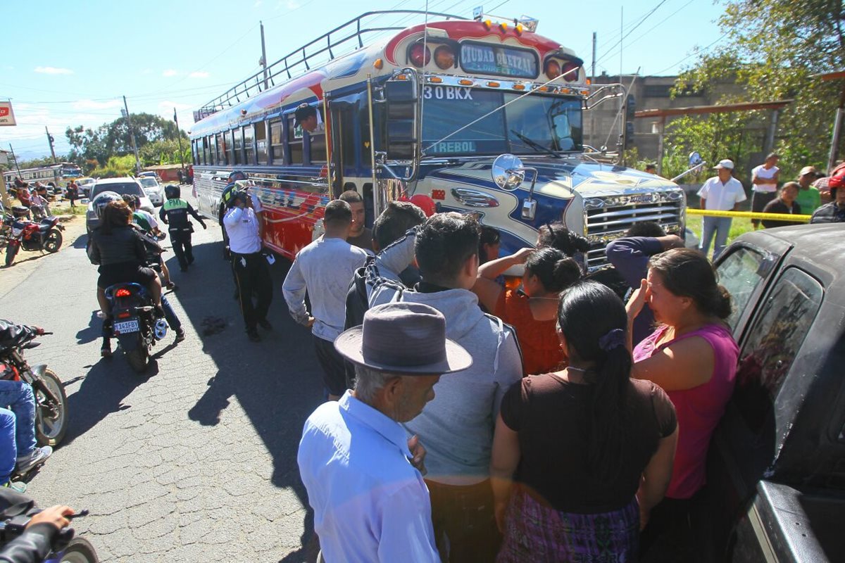 El piloto de un bus de Ciudad Quetzal murió al ser atacado a balazos en el ingreso a esa localidad. (Foto Prensa Libre: Érick Ávila)