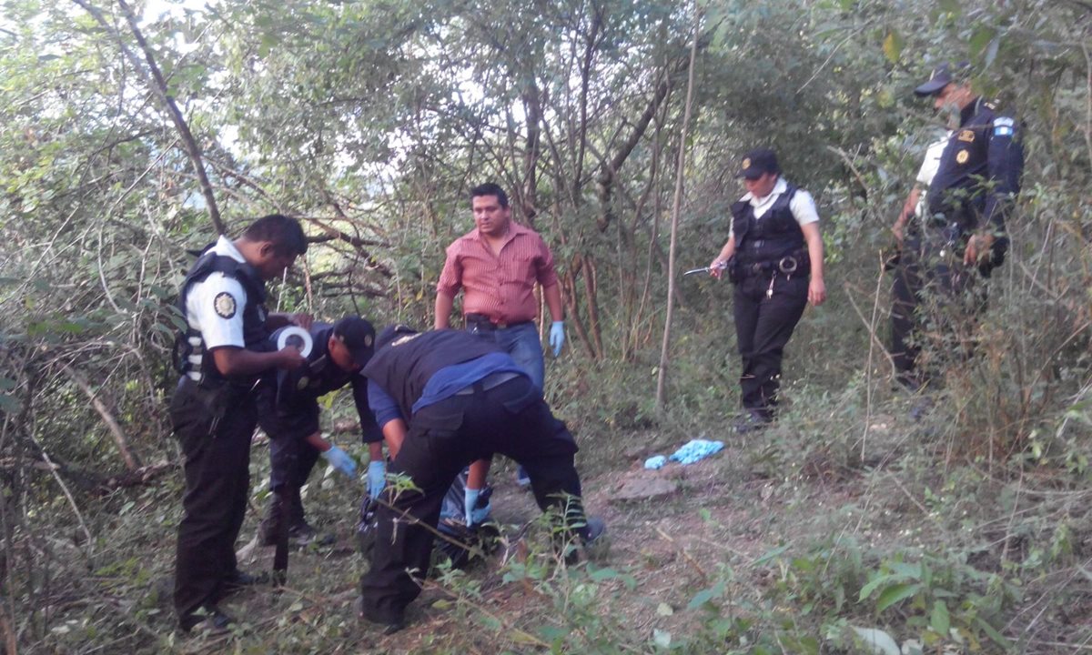Autoridades trasladan cadáver de mujer a la morgue del Inacif de Guastatoya, El Progreso. (Foto Prensa Libre: Hugo Oliva)