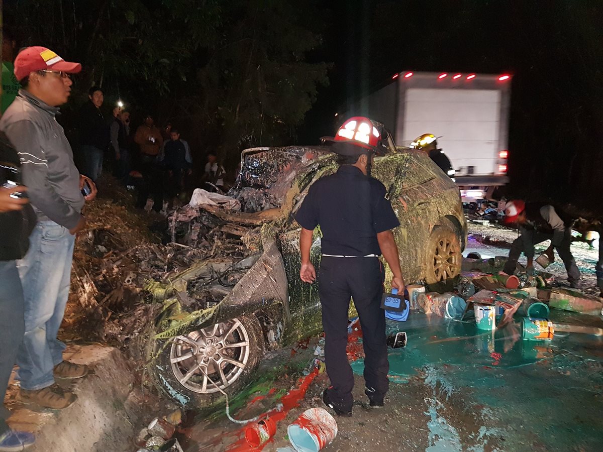 El piloto del camión murió en un hospital. (Foto Prensa Libre: CBMD)