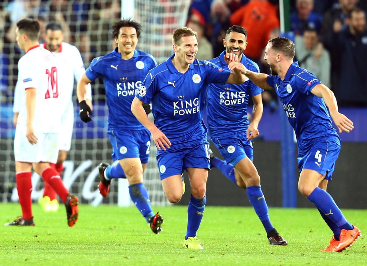 Los jugadores del Leicester festejan un gol en el triunfo contra el Sevilla. (Foto Prensa Libre: AFP).