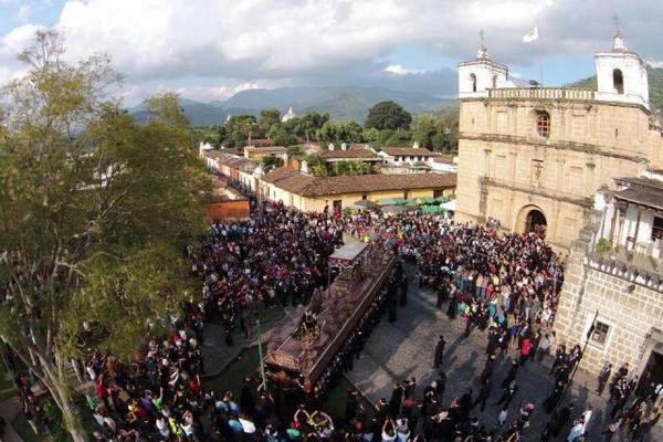 Imagen del Señor Sepultado de la Iglesia Escuela de Cristo recorre las principales calles de Antigua Guatemala. (Foto Prensa Libre: Jesús en Guatemala).