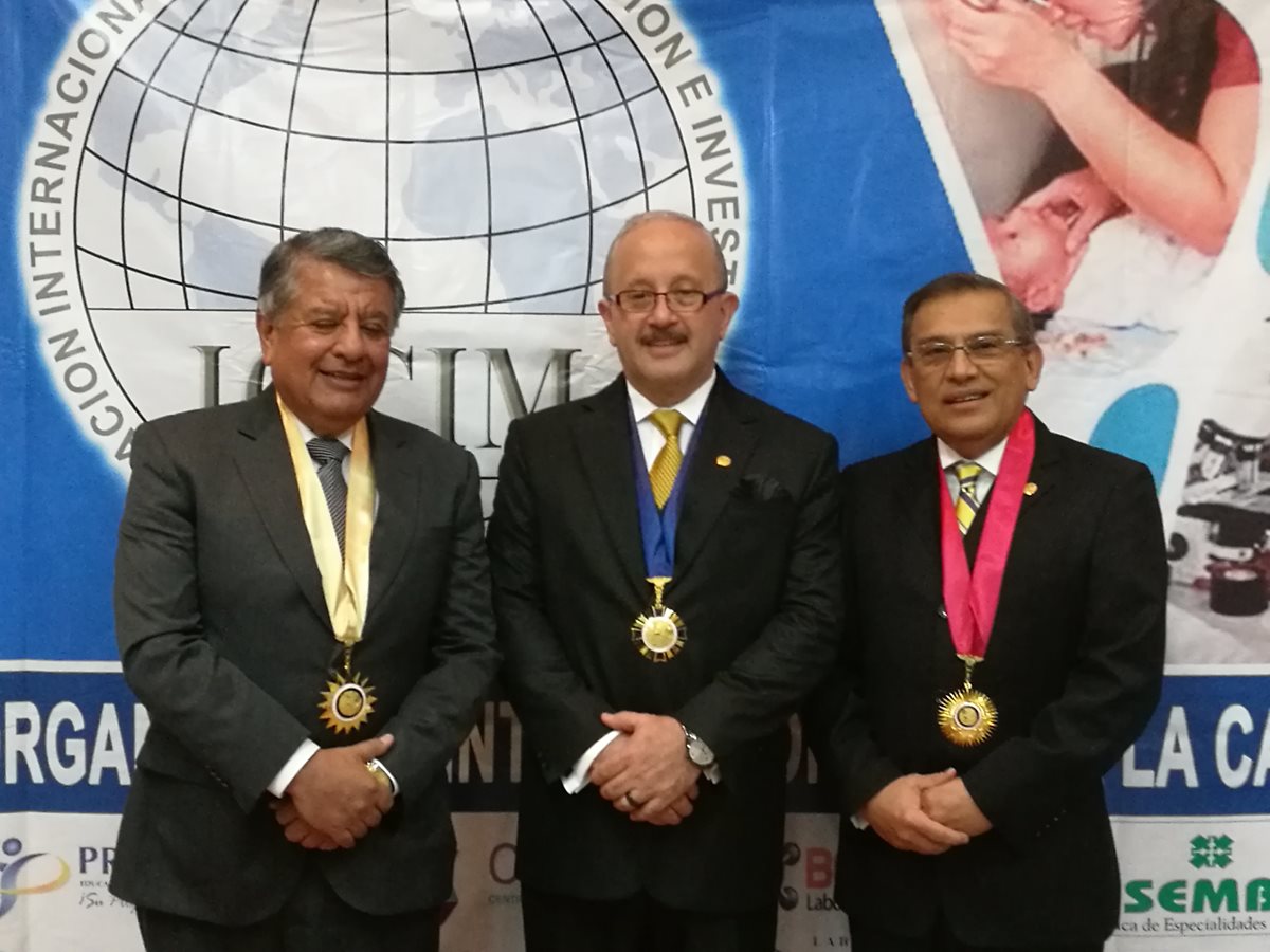 Edgardo Laparra, Julio Alonzo y Rodolfo Bonilla, guatemaltecos galardonados por la OICIM. (Foto Prensa Libre: Cortesía)