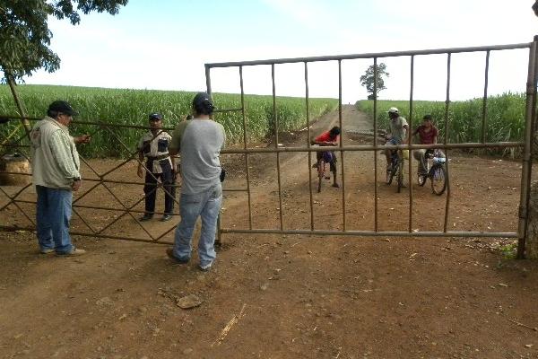 Personal de la PDH verifica restricción de paso en finca.