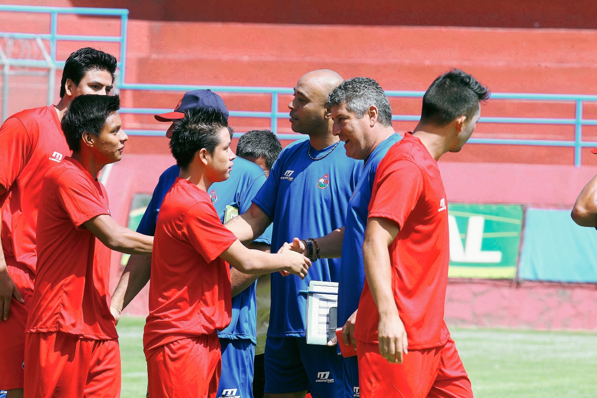 Mauricio Wright saluda a los jugadores de Municipal antes de iniciar el entrenamiento. (Foto Prensa Libre: Óscar Felipe)