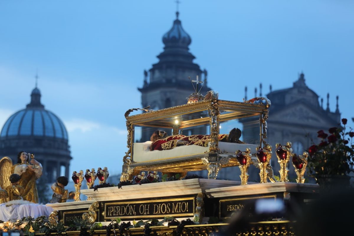 Miles de personas participan en los cortejos procesionales que recorren el Centro Histórico de la capital. (Foto Prensa Libre: Estuardo Paredes)