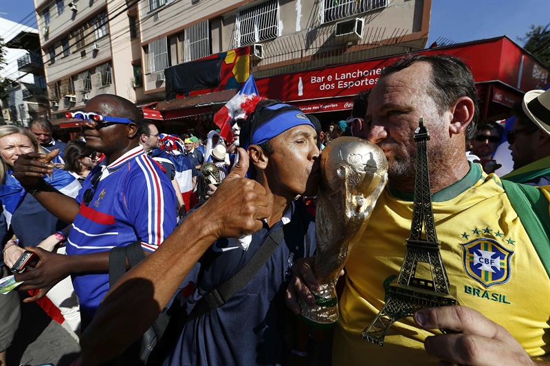 El mundial es uno de los eventos deportivos que más pasión y emoción desata en los amantes del futbol. (Foto Prensa Libre: EFE)