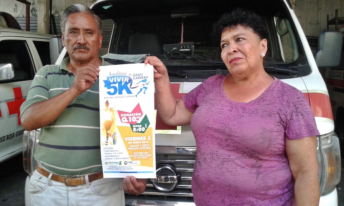 Consuelo Mejía muestra cartel en el que se anuncia una carrera en beneficio de su nieto, que se efectuará en Coatepeque. (Foto Prensa Libre: Alexánder Coyoy)