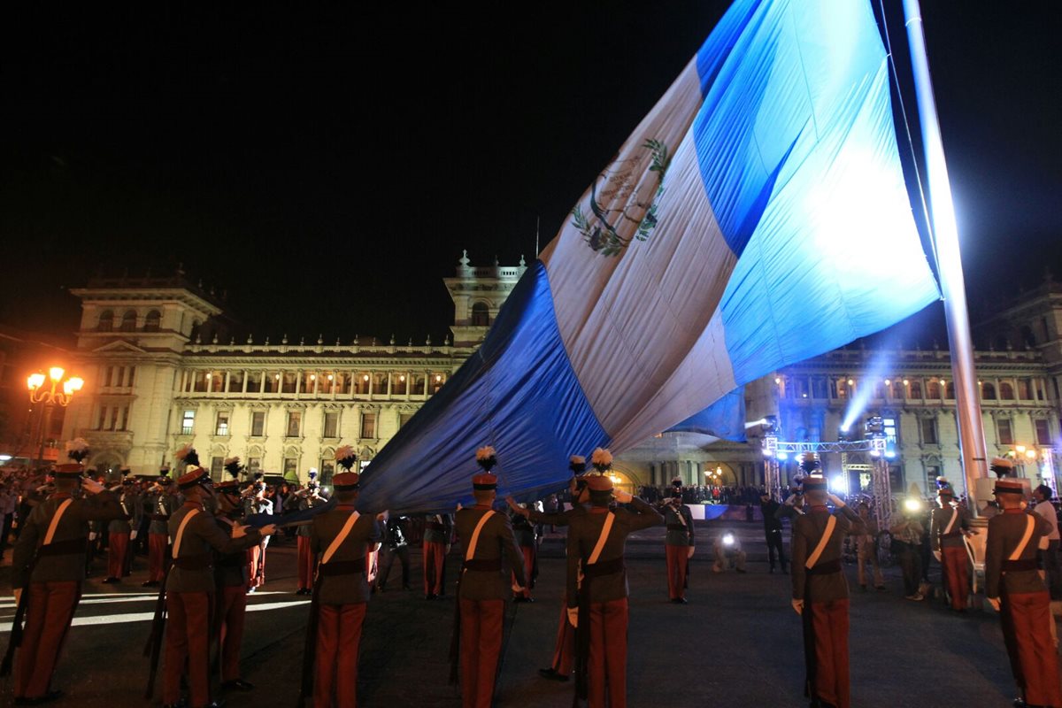 Cadetes de la Escuela Politécnica izan el Pabellón Nacional durante los actos de la Revolución y el homenaje a los héroes de El Cambray. (Foto Prensa Libre: Esbin García)
