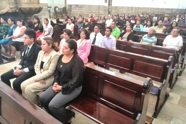Voceadores y sus familias participan de una misa en Catedral Metropolitana, donde reciben los sacraementos católicos (Foto Prensa Libre: EsbinGarcía)<br _mce_bogus="1"/>