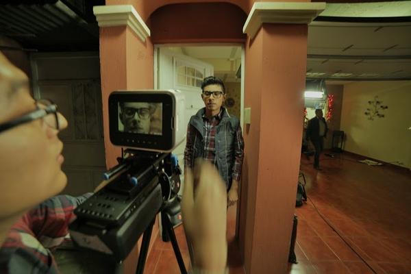 Ángel Miranda durante la grabación de su reciente tema Vuelve Navidad (Foto Prensa Libre: ARCHIVO).