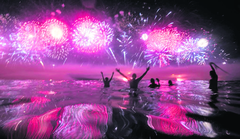 Panorámica de una celebración tradicional de Año Nuevo en Copacabana, Brasil. (Foto Prensa Libre: AFP).