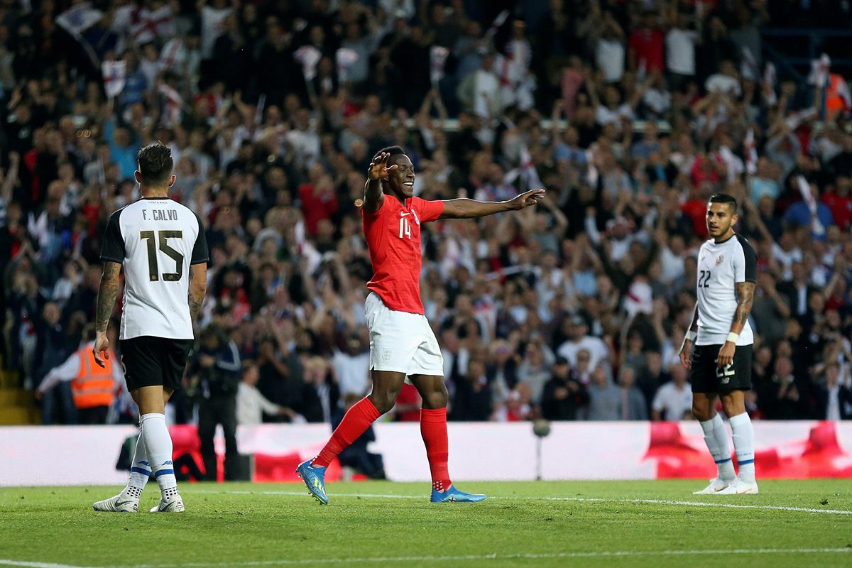 El inglés Danny Welbeck celebra después de marcar el 2-0 contra Costa Rica. (Foto Prensa Libre: EFE)