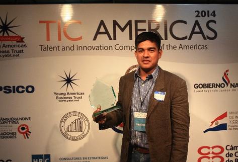 Joven guatemalteco recibió reconocimiento por su  Sistema Permacultural, en la competencia TIC Américas, en Paraguay.