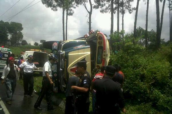 Un bus extraurbano volcó en la ruta Interamericana en el kilómetro 40, y 11 personas resultaron lesionadas. (Foto Prensa Libre: Provial)<br _mce_bogus="1"/>