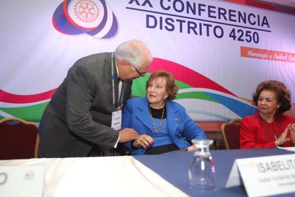 Isabel Gutiérrez  de Bosch, homenajeada, recibe felicitaciones de José Mauricio Rodríguez, gobernador del Distrito Rotario 4250.  Foto Prensa Libre: Edwin Castro
